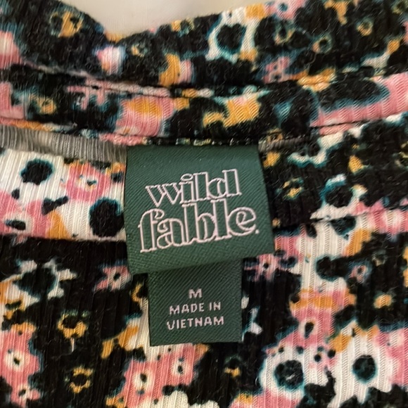 Flowery black cropped wild fable long sleeve shirt. - Picture 2 of 2